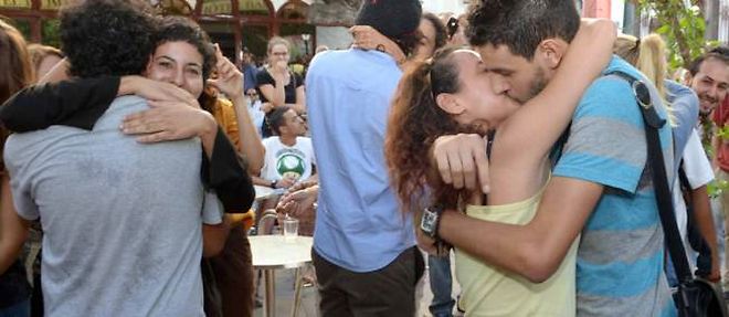 "Kiss-in" a Rabat en soutien a deux adolescents poursuivis pour s'etre embrasses dans la rue et avoir publie la photo sur le Net.