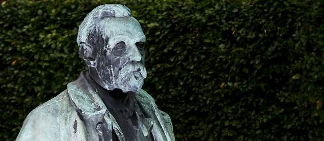 La statue d'Alfred Nobel a l'Institut Karolinska a Stockholm.