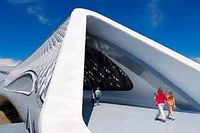 Le Pavillon-Pont de l'architecte Zaha Hadid enjambe l'Ebre. (C)HUGHES Herve / hemis.fr
