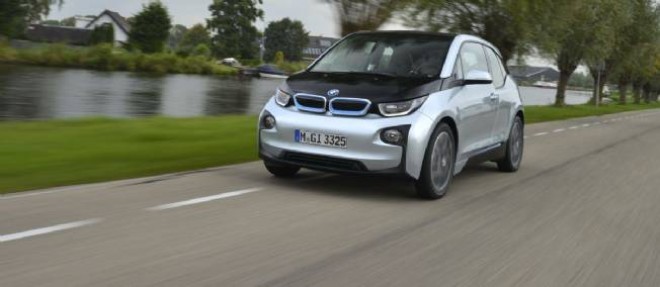 Citadine electrique construite en fibre de carbone, la BMW i3 met a profit sa legerete pour proposer des performances et un plaisir de conduite de premier ordre.