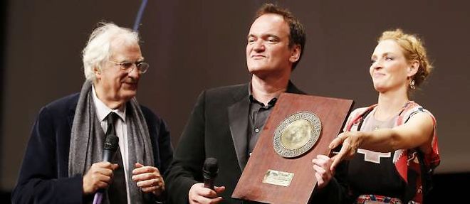 Le realisateur americain Quentin Tarantino a recu vendredi soir a Lyon le prix Lumiere 2013 des mains d'Uma Thurman, son actrice fetiche.