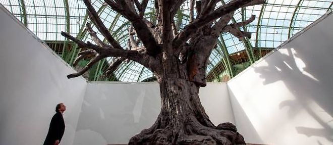 "Iron Tree" d'Ai Weiwei a la Foire internationale d'art contemporain de Paris, en octobre 2013.