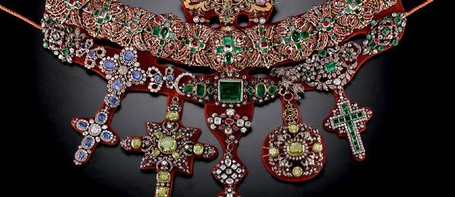 Le collier de San Gennaro compte 700 diamants, 276 rubis et 92 emeraudes.