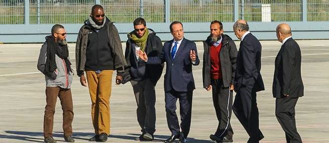 Francois Hollande accueillant sur le tarmac de la base de Velizy-Villacoublay les quatre otages d'Arlit.