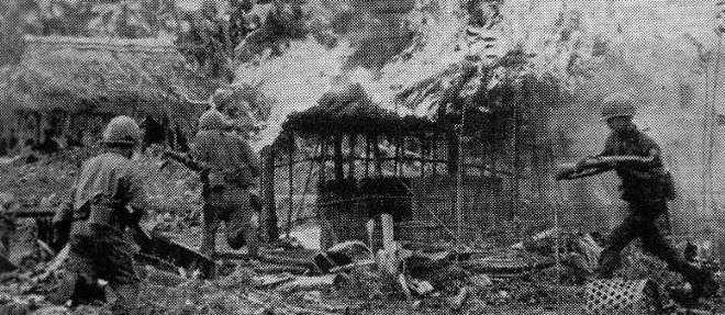Guerre du Viet Nam, soldats brulant un village communiste.