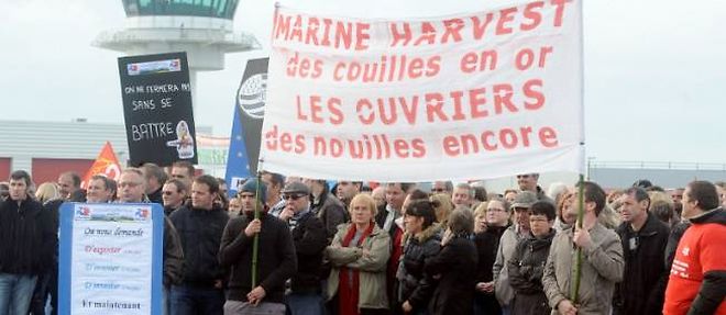 Les salaries de Marine Harvest lors d'une manifestation le 14 octobre 2013 sur le tarmac de l'aeroport de Brest.