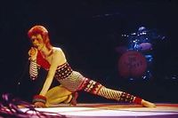 David Bowie en concert  the Hammersmith Odeon en 1973.