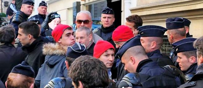 Des bonnets rouges "qui n'ont rien de breton" sur les Champs-Elysees le 11 novembre.