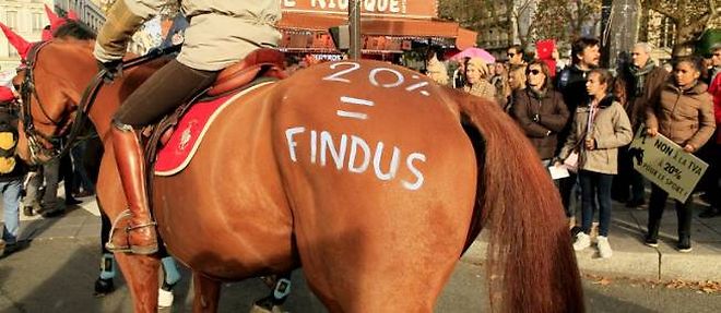 Les chevaux etaient eux aussi coiffes d'un bonnet rouge lors de la manifestation parisienne du 11 novembre 2013.