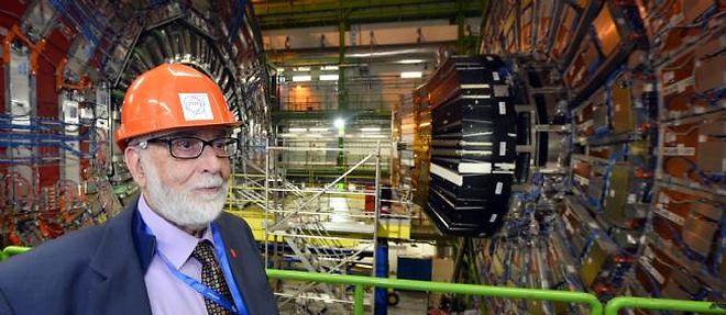 Francois Englert, ici en visite au Cern (Organisation europeenne pour la recherche nucleaire), ou les physiciens sont parvenus a faire apparaitre le boson de Higgs dans le grand collisionneur.