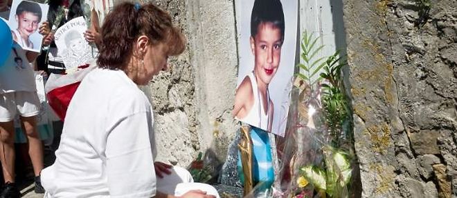 La mere de Valentin Cremault se recueille lors d'une marche silencieuse le 26 juillet 2009 a Lagnieu en memoire de son fils assassine a l'age de dix ans.