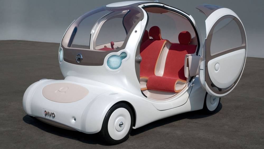 Le concept Nissan Pivo de 2005 présentait déjà un habitacle pouvant accueillir 3 passagers dont un conducteur en position centrale. La particularité était que cet habitacle pouvait pivoter à 360° sur le châssis.