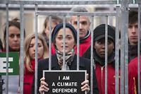 Marion Cotillard se met en cage pour soutenir Greenpeace