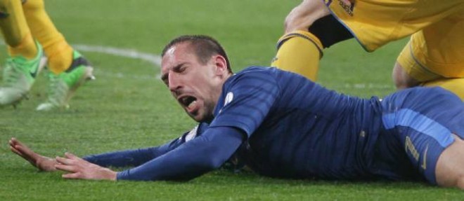 Franck Ribery a terre lors du match de barrages aller contre l'Ukraine, que les Bleus ont perdu 2 a 0, voyant s'eloigner une place pour la Coupe du monde 2014.
