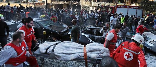 Les secours libanais s'activent sur les lieux de l'explosion, pres de l'ambassade d'Iran a Beyrouth.
