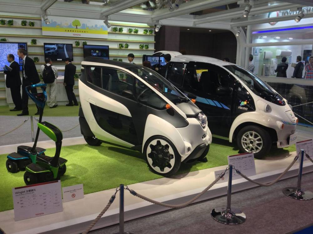 L'i-Road de Toyota (au centre) à propulsion électrique sera bientôt disponible à Grenoble en auto-partage.