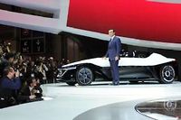En ouverture du salon automobile de Tokyo, Carlos Ghosn, le patron de Nissan et Renault, reitere sa confiance dans la voiture electrique en devoilant la BladeGlider.