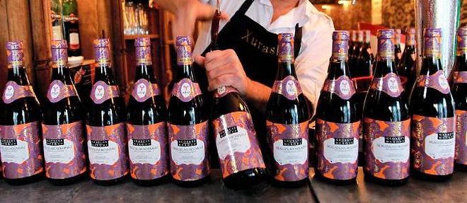 Comme le veut la tradition, a minuit pile ce troisieme jeudi de novembre, amoureux du vin et neophytes leveront leur verre en scandant "Le beaujolais nouveau est arrive !"