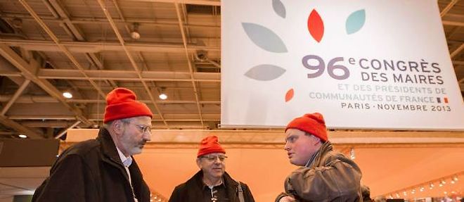 Des maires coiffes d'un bonnet rouge en signe de protestation, le 19 novembre 2013 au 96e congres des maires.