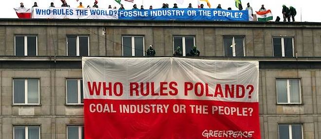 Des militants de Greenpeace sur le toit du ministere des Finances polonais pour denoncer la preponderance de l'industrie fossile dans le pays, le 18 novembre 2013.