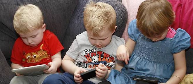 Des enfants de 3, 6 et 5 ans utilisant smartphones et tablettes (illustration).