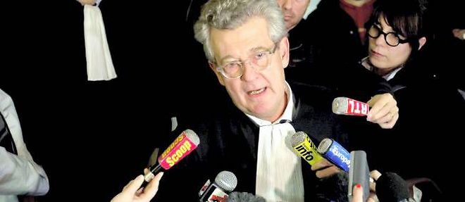Me Hubert Delarue, avocat de Stephane Moitoiret, repond aux journalistes, le 15 decembre 2011 lors du proces en premiere instance.