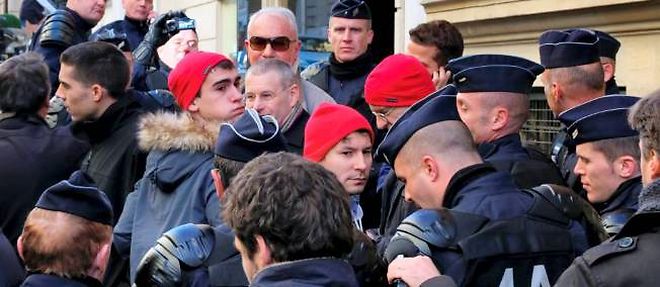 Des manifestants d'extreme droite ont perturbe les ceremonies du 11 Novembre sur les Champs-Elysees : etrange maniere de defendre la nation.
