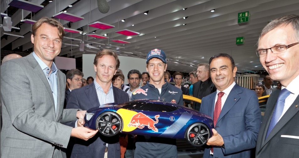 Avec Ghosn et Van den Acker, lors de la remise d'une DeZir préfigurant l'Alpine à Sebastian Vettel