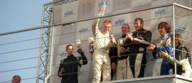 Celui qui brandit sa bouteille d'eau sur le podium de Dijon, c'est Carlos Tavares, passionne de course auto et nouveau patron de PSA. Vainqueur hier, vainqueur demain ?