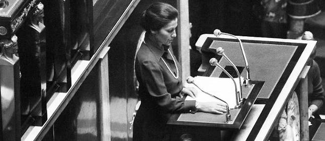 Simone Veil, en 1974, devant les deputes de l'Assemblee nationale.