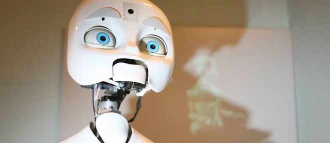 Un robot a visage "humain" Nexi sourit aux visiteurs, lors du 11e Salon de la realite virtuelle a Laval.