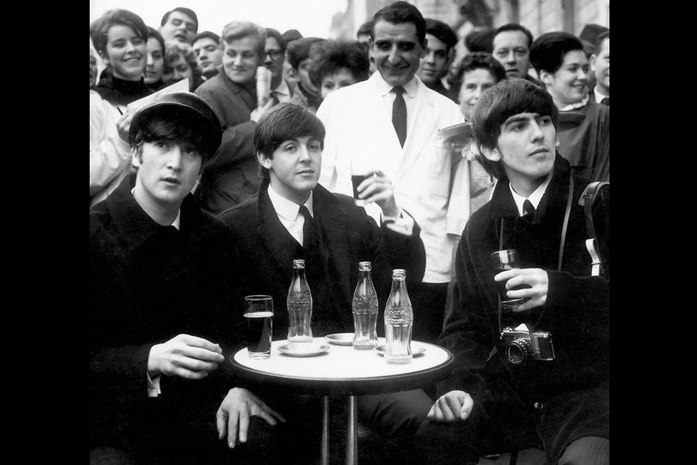 A une terrasse de cafe sur les Champs-Elysees (15 janvier 1964)