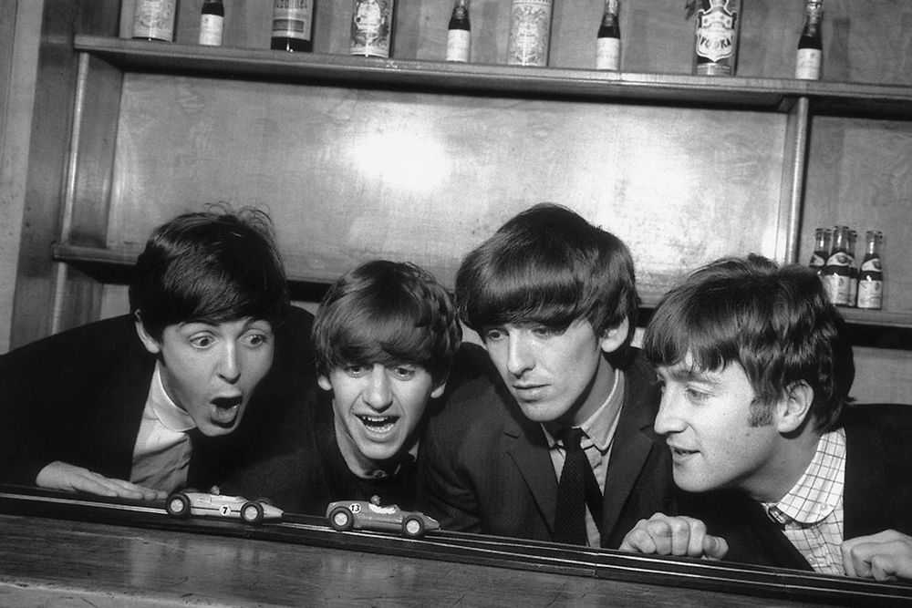 Les Beatles jouant aux petites voitures Scalextric