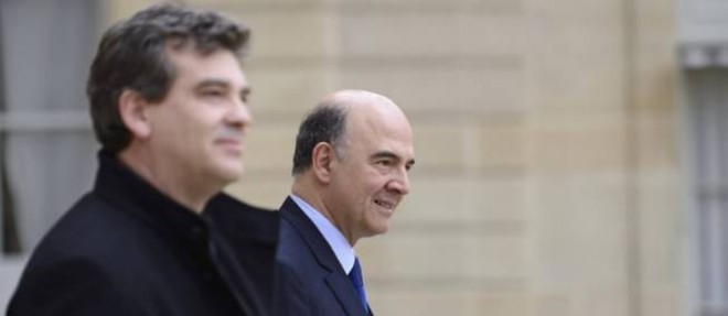 Arnaud Montebourg et Pierre Moscovici, a l'issue du Conseil des ministres, demandent a PSA de reconsiderer le montant ou les modalites de la retraite chapeau de Philippe Varin, patron de PSA.