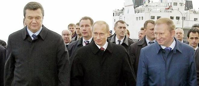 De gauche a droite : Viktor Ianoukovitch, Vladimir Poutine et Leonid Koutchma, president ukrainien de 1994 a 2005.