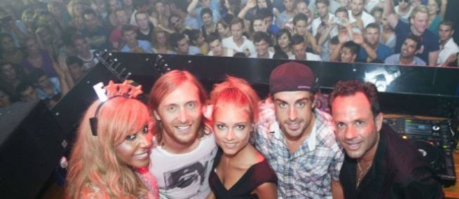 Cathy et David Guetta (a gauche), couple "iconique" des soirees a Ibiza, au Pacha.