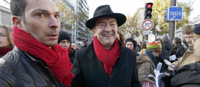 Jean-Luc Melenchon defile a Paris pour "une revolution fiscale".