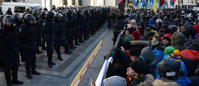 Des policiers antiemeute stationnent devant le Parlement ou sont campes des manifestants antigouvernementaux, le mardi 3 decembre.