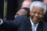 Afrique du Sud : Lech Walesa salue en Mandela &quot;un grand symbole de la lutte contre l'apartheid et le racisme&quot;