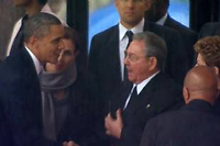 Le président américain et son homologue cubain ont échangé une poignée de main lors de l'hommage à Mandela.