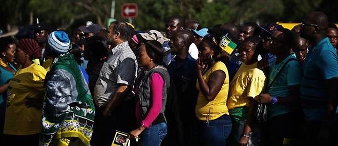 Des milliers de personnes ont fait la queue pour venir saluer la depouille de Madiba.