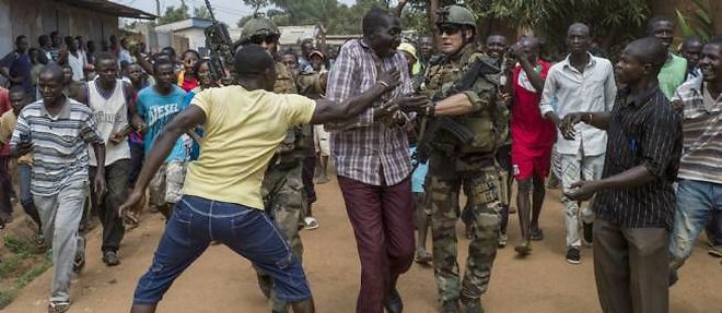 Un homme s'attaque a un ex-rebelle presume de la Seleka, arrete lundi par des soldats francais a Bangui.