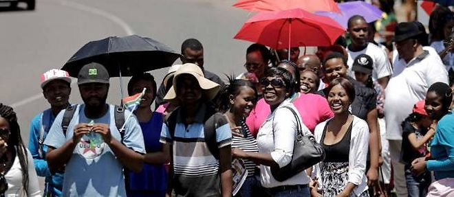 Des dizaines de milliers de Sud-Africains ont cherche vendredi a rendre un dernier hommage a leur ancien president.