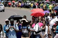 Des dizaines de milliers de Sud-Africains ont cherché vendredi à rendre un dernier hommage à leur ancien président. ©Markus Schreiber/AP/SIPA