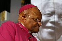 Le prix Nobel de la Paix Desmond Tutu a indiqué samedi qu'il n'assisterait pas à l'enterrement de son compagnon de lutte Nelson Mandela, faute d'avoir été invité.