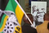 À Qunu, un militant de l'ANC se recueille le 7 décembre. ©	Schalk van Zuydam/AP/SIPA
