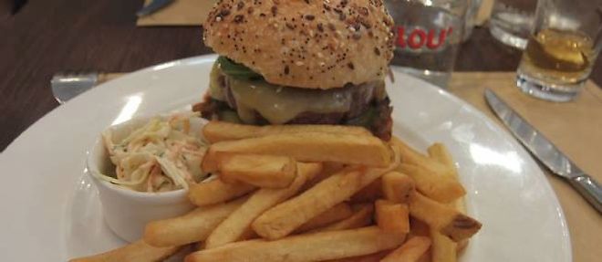Le hamburger du Loulou, boulevard Saint-Germain a Paris.