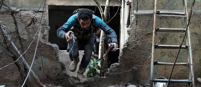 Difficile pour l'opposition syrienne de rivaliser avec les equipements et l'organisation des groupes armes islamistes.
