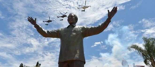 Une statue geante de Nelson Mandela a ete devoilee.
