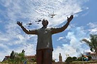 Une statue geante de Nelson Mandela a ete devoilee.